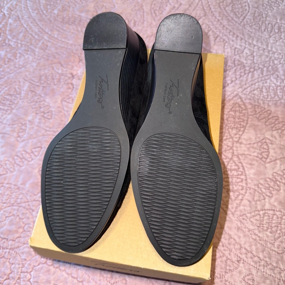 Trotters Women's Black Suede Wedge in 9 NARROW Winnie - Picture 4 of 12